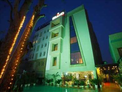 The Grand Hotel Bizzotel Gurgaon Eksteriør billede