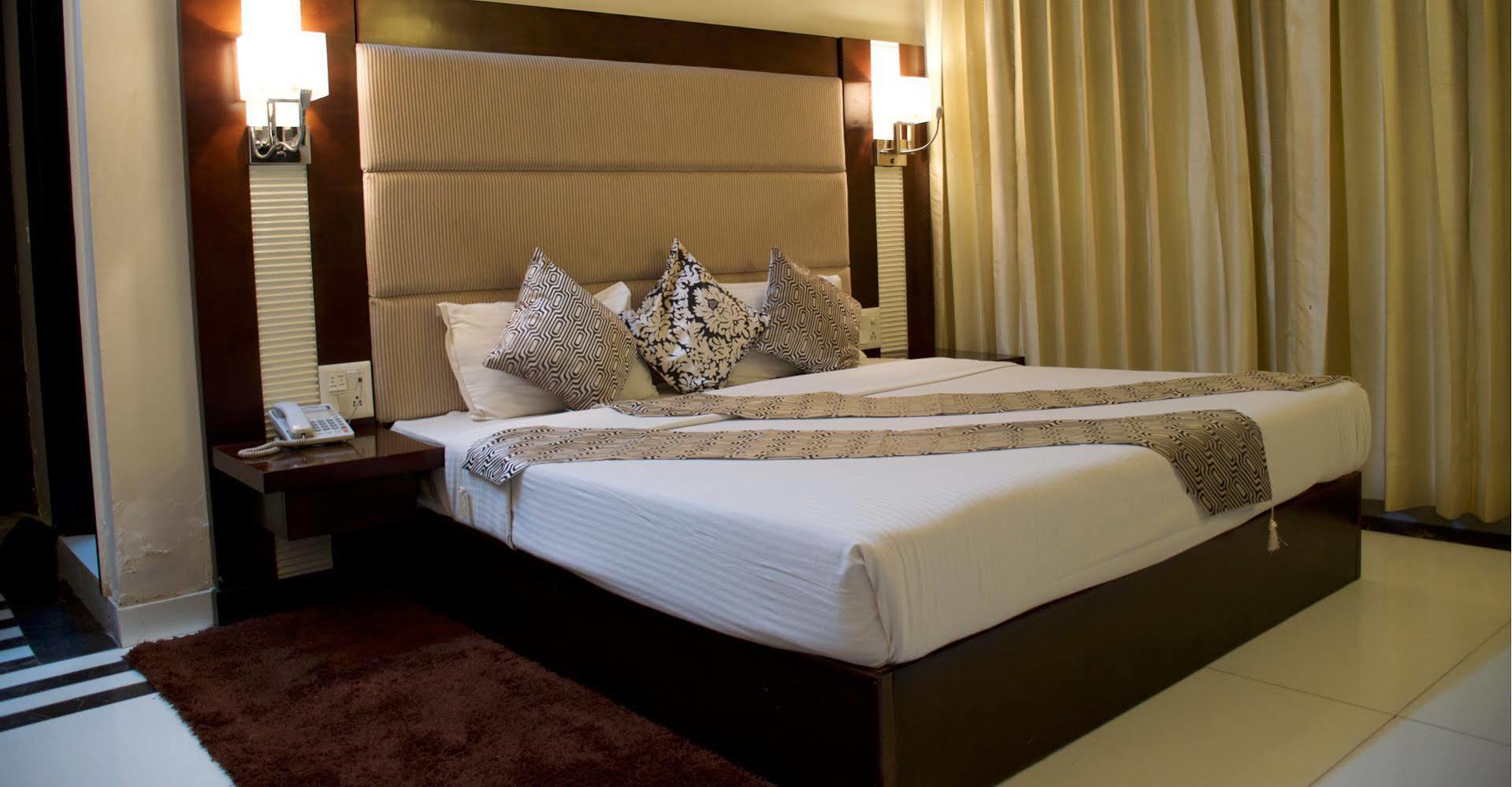 The Grand Hotel Bizzotel Gurgaon Eksteriør billede