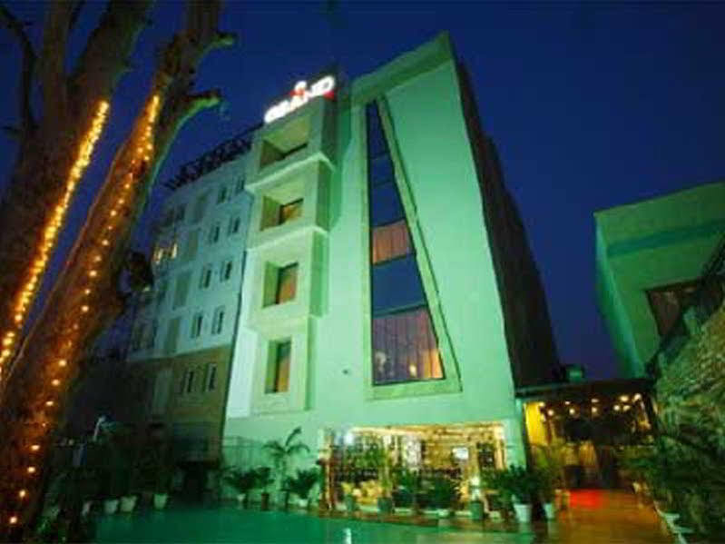 The Grand Hotel Bizzotel Gurgaon Eksteriør billede